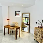 Superb Townhouse In Golden Mile Апартаменти