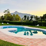 Апартаменти Superb Townhouse In Golden Mile