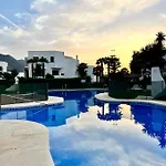Апартаменти Superb Townhouse In Golden Mile