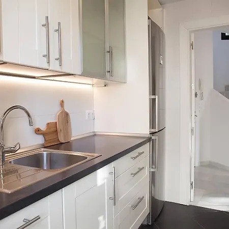 Апартаменты Superb Townhouse In Golden Mile