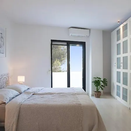 Superb Townhouse In Golden Mile