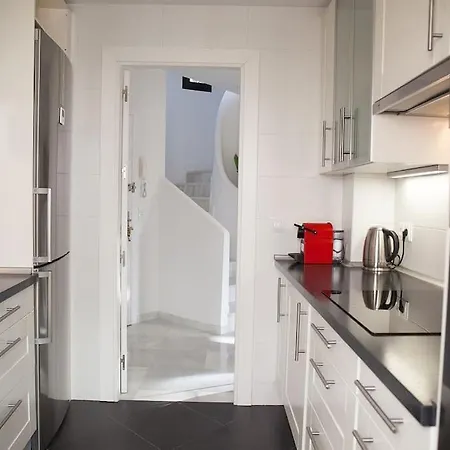 Апартаменты Superb Townhouse In Golden Mile *