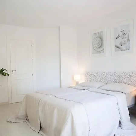 Апартаменты Superb Townhouse In Golden Mile Марбелья