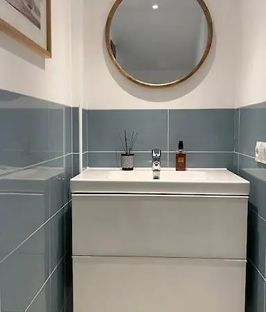 Superb Townhouse In Golden Mile