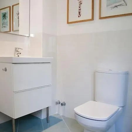 Superb Townhouse In Golden Mile