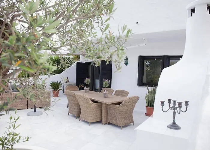 Superb Townhouse In Golden Mile