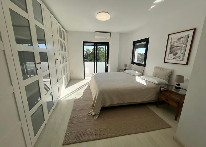 Superb Townhouse In Golden Mile *