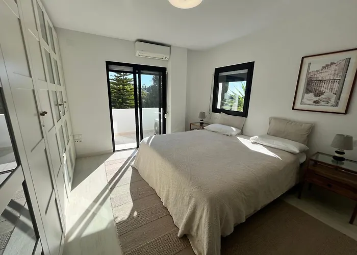 Superb Townhouse In Golden Mile